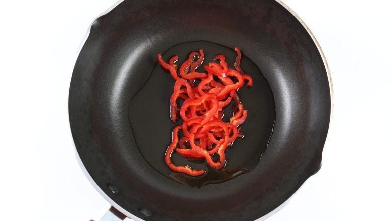 海鲜鲜意粉,加入红椒,翻炒片刻。