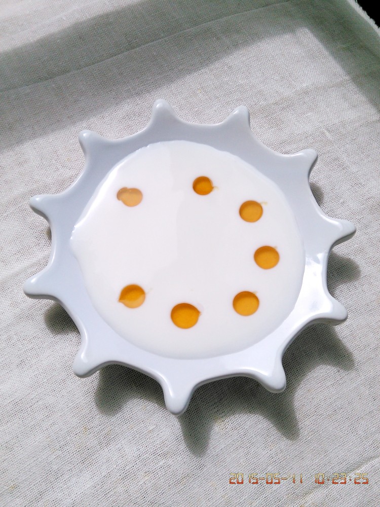 酸奶拉花,第一种:用勺子装蜂蜜,滴几个差不多大的圆点。