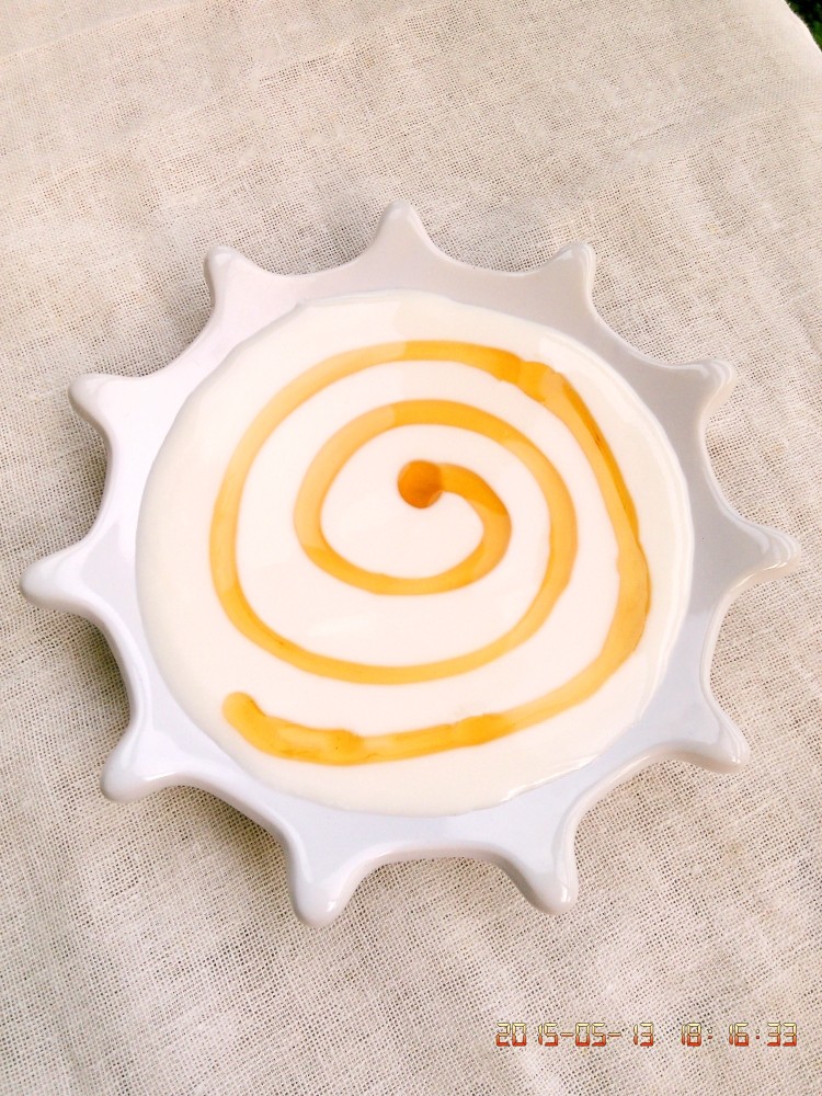 酸奶拉花,第二种:用勺子装蜂蜜,从酸奶中心开始划圆圈。