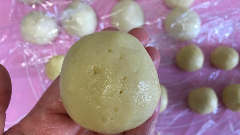 菠萝小面包,将压扁的菠萝皮盖在面团顶部,轻轻压平整。