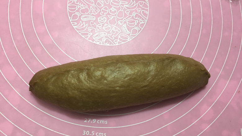 可可味蔓越梅奶酪包,由上向下卷起,收口处捏紧,收口处压在下方放入烤盘。