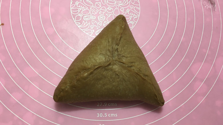 可可味蔓越梅奶酪包,像包糖三角一样将奶酪馅包起来,收口处捏紧。