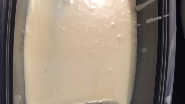 【四月食堂】07 · 自己动手做网红,盒子蛋糕之提拉米苏,然后倒入之前准备好的提拉米苏糊,覆盖手指饼干。重复以上步骤,一层手指饼干一层提拉米苏糊,直至盒子装满。