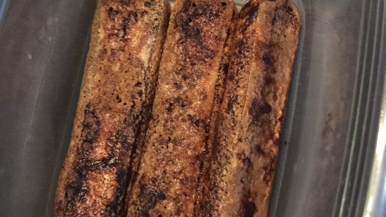 【四月食堂】07 · 自己动手做网红,盒子蛋糕之提拉米苏,将沾好的手指饼干放在盒子底部。