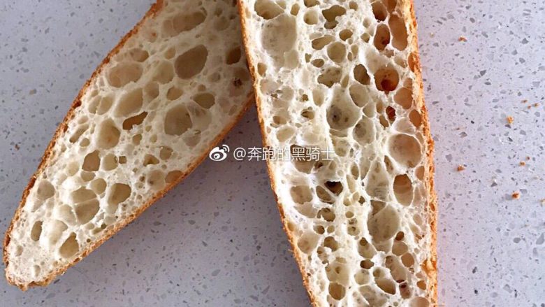经典法棍面包,出炉,外脆里韧,里面呈现不规则的气泡,才算一根完美的法棍,简直不要太好吃
