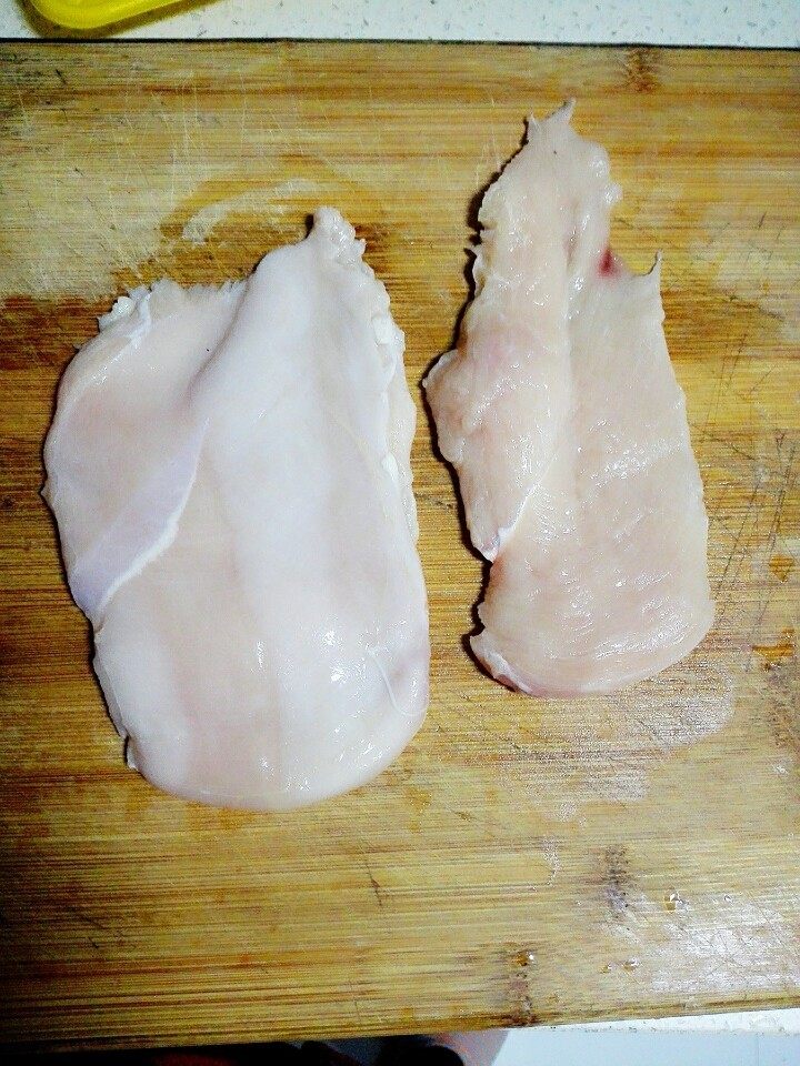 香酥鸡排---孩子爱吃,用刀将鸡胸肉片成两片,每片约1cm厚