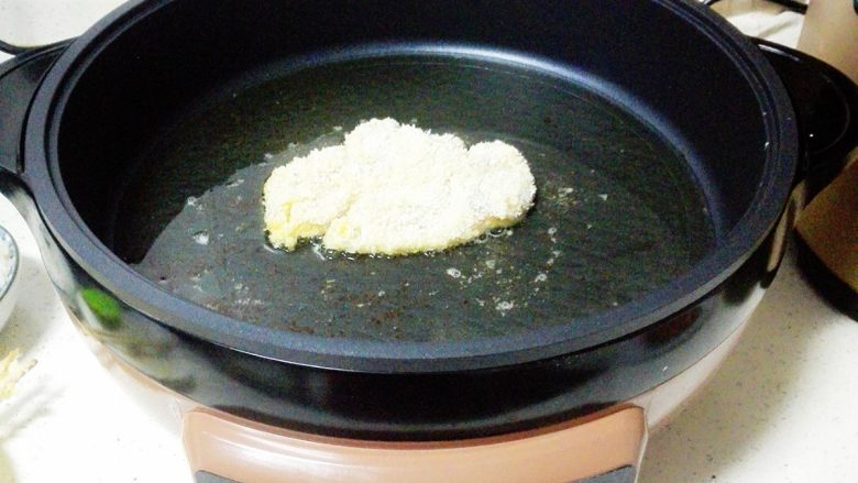 香酥鸡排---孩子爱吃,放入裹了面包糠的鸡胸肉,大火煎