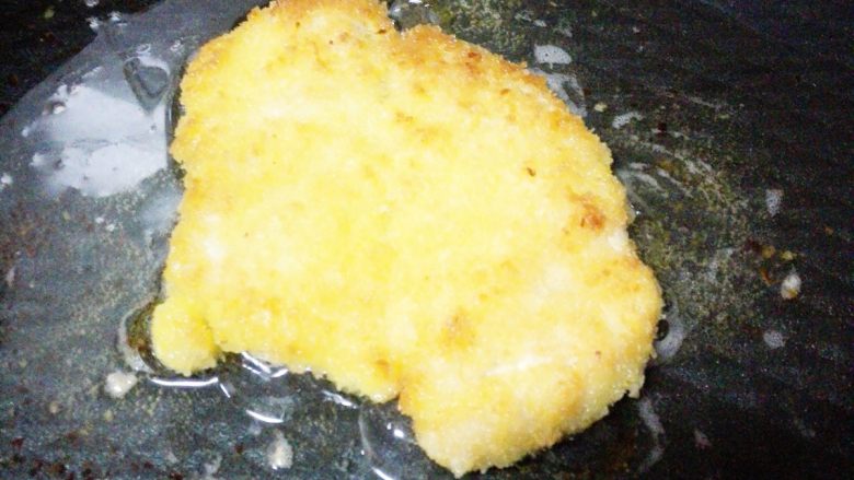 香酥鸡排---孩子爱吃,待底部变成金黄色,即可翻面继续煎