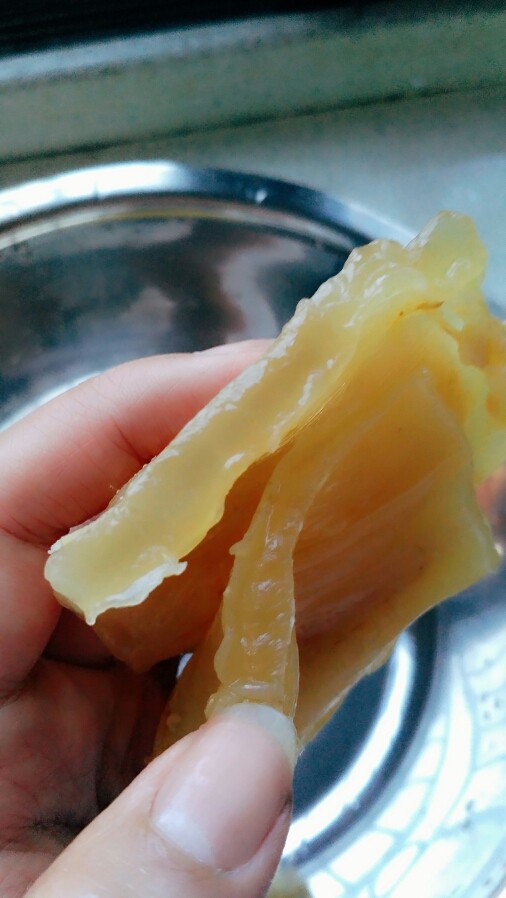 花胶冻,洗去姜片,切小粒。和无花果粒一起上锅炖两小时。以后加入适量石蜂糖,<a style='color:red;display:inline-block;' href='/shicai/ 219'>牛奶</a>和浓椰浆,再上锅炖15分钟,装盒放凉入冰箱即可…