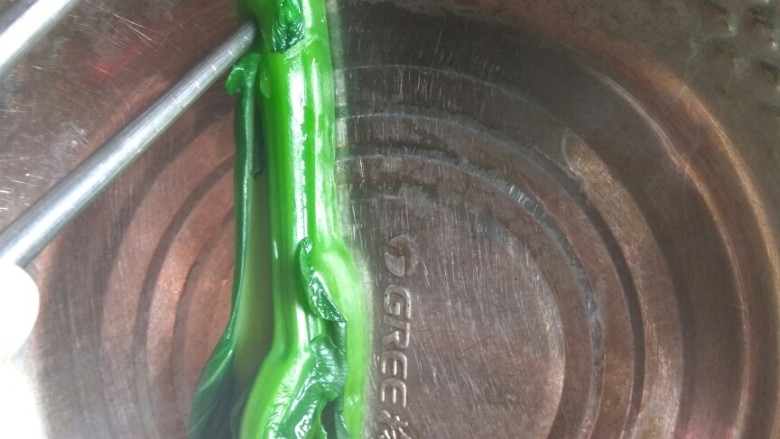 凉拌菜心,捞一颗,用筷子能戳进去就可以了,不能再煮了