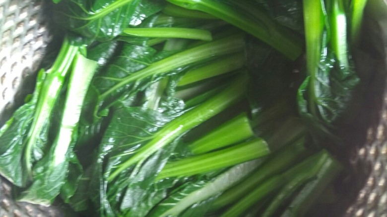 凉拌菜心,将菜心捞出冷却,沥干水,吃的时候再拌佐料