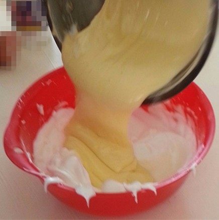 电饭煲版~抹茶拉花蛋糕,取1/3蛋白糊至蛋黄湖中,翻拌均匀后再回倒至蛋白盆中