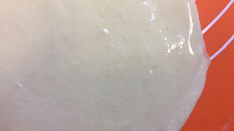 刺猬饼夹,取其中一个小剂子,揉圆之后用擀面杖擀成圆状涂上薄薄一层油防粘