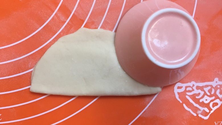 刺猬饼夹,然后对折用布丁杯压出一个刺猬头部的半圆形弧度