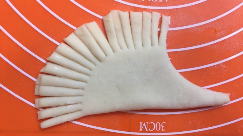 刺猬饼夹,用小刀切出背部条纹
