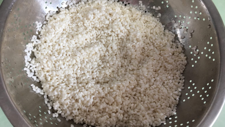 面包机版哈蜜瓜糯米糍,浸泡完控干水份(糯米用手可以轻轻捏碎就可以了)。