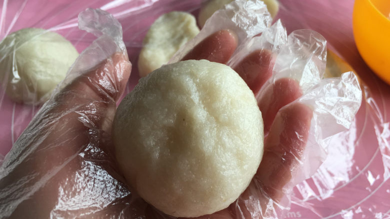 面包机版哈蜜瓜糯米糍,包住哈蜜瓜,把口收紧。