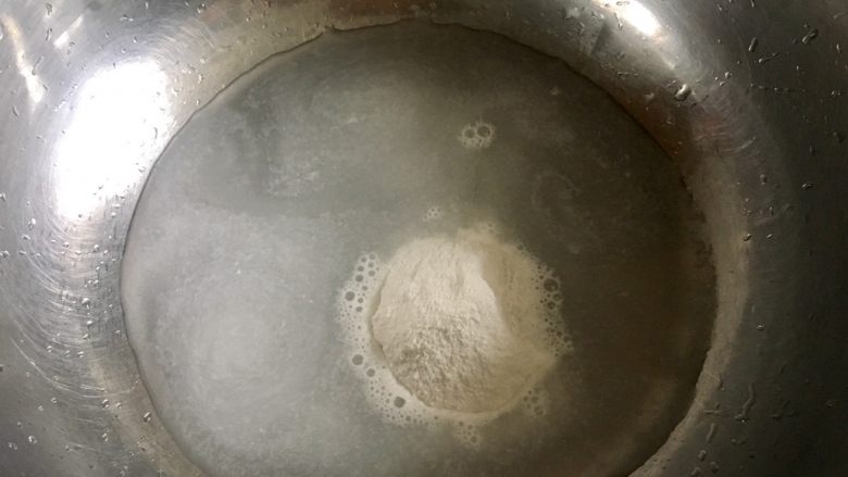 鼎香坊里脊肉饼,鼎香坊的白料,加入水,搅拌均匀,无颗粒状态。