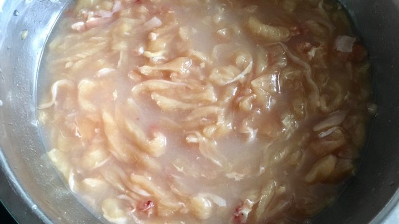 鼎香坊里脊肉饼,朝一个方向搅拌均匀,放冰箱冷藏,二十分钟搅拌一次,冷藏两个小时。