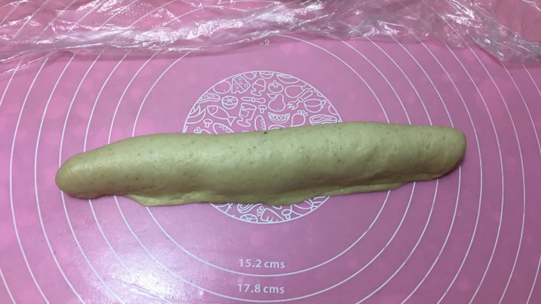 燕麦辫子花环汉堡面包,用手掌根将下方压合在一起。