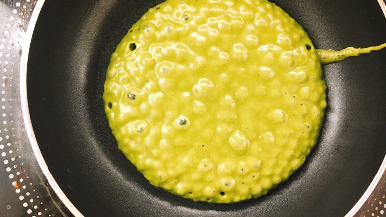 抹茶铜锣烧,小火煎到表面冒出很多洞洞时就可以翻面了(密集恐惧症不要看)