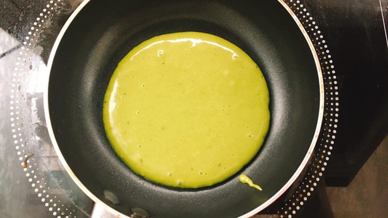 抹茶铜锣烧,用不粘的平底锅,开小火,勺子舀一勺面糊倒入锅中间,流动成圆滑的一个圆