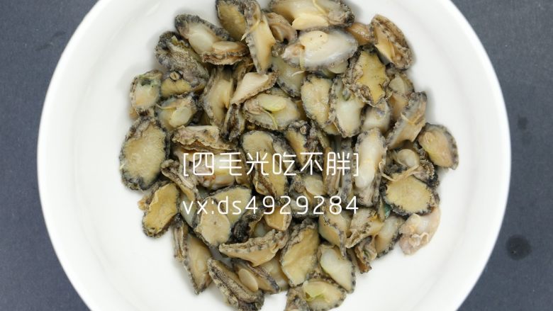 荷兰豆炒迷你鲍鱼,小鲍鱼洗干净。