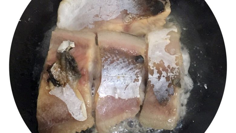 红烧巴沙鱼,反面煎1分钟,在换翻面继续快速,直到煎至熟透,起锅先放盘子。