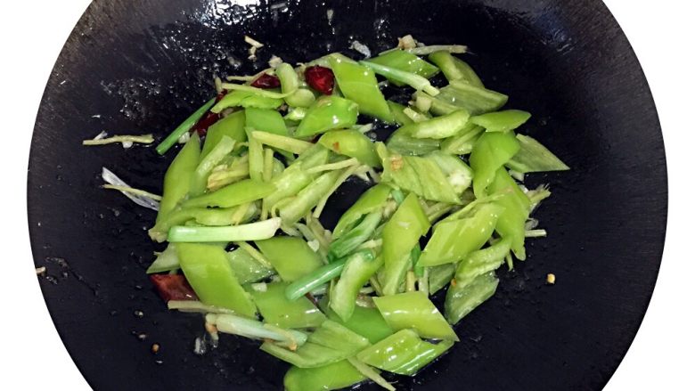 红烧巴沙鱼,1)锅加油烧热,放入姜丝,蒜末,干辣椒爆香
2)在加入葱白
3)最后放青辣椒
依次放入,爆炒后放入煎好的鱼。
