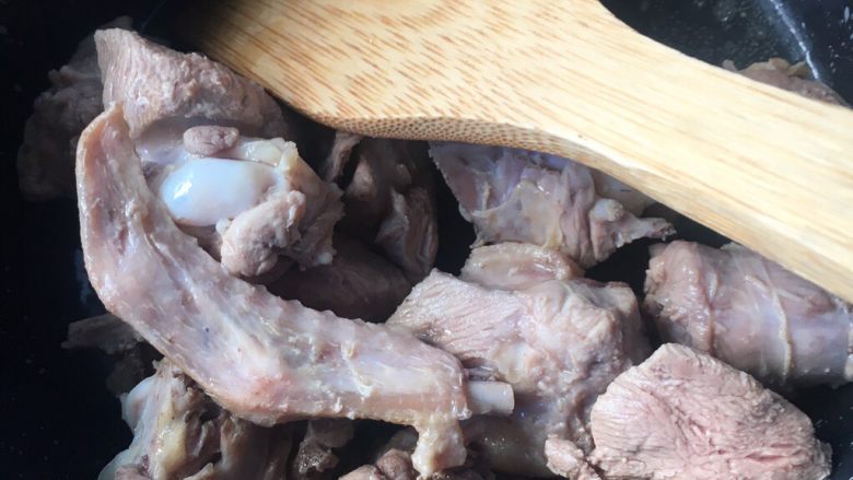 五香啤酒鸭,倒入鸭肉,大火快速翻炒