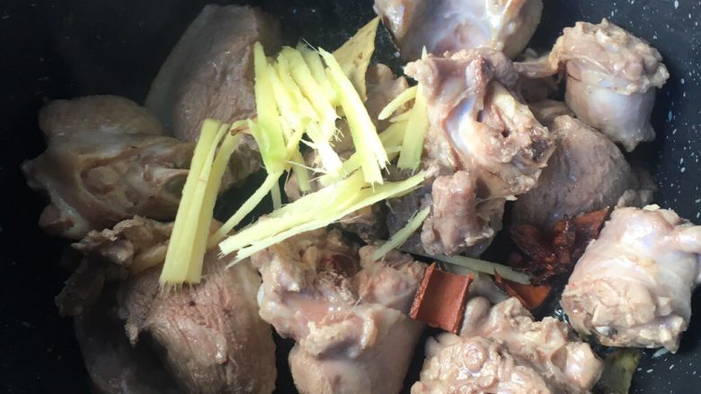 五香啤酒鸭,接着放入姜丝香料,继续翻炒出香味