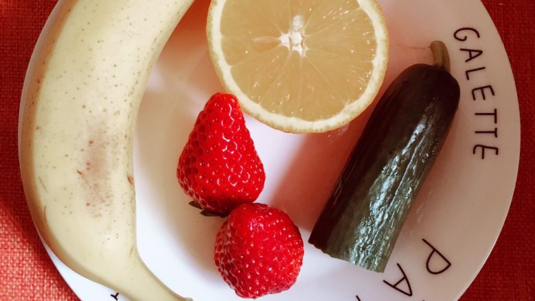 下午时光（水果酸奶杯）,准备的水果，按成品图切好，码在玻璃杯中，注意一定要贴杯壁，做出来才好看。