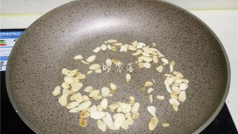 豌豆浓汤,闻到杏仁的香气,并观察杏仁颜色变焦黄后,关火;