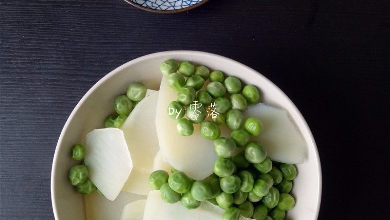 豌豆浓汤,将豌豆、土豆片捞出,沥干水分;杏仁片盛出;
