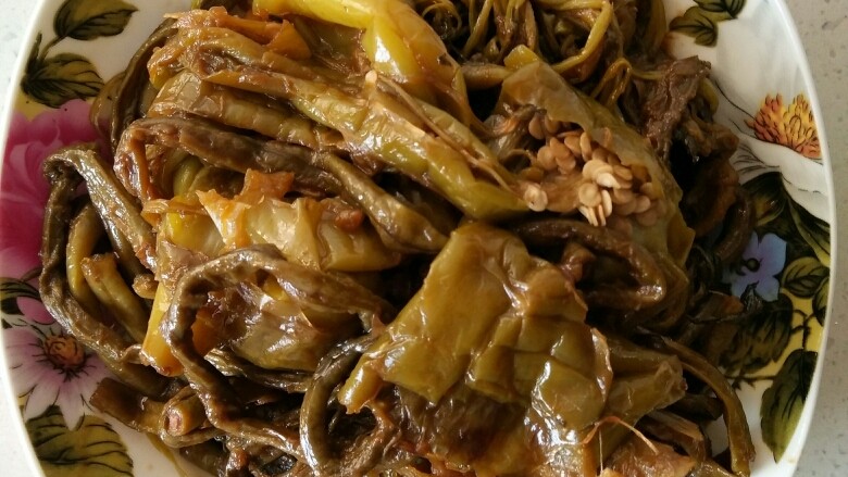 家常酱豇豆,菜熟即可,如汤汁过多,可中火收汁,留少许汁为好。