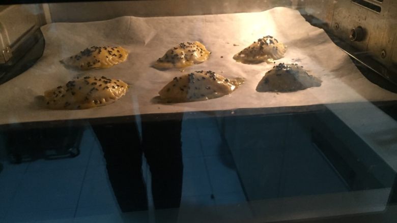 快手榴莲酥(手抓饼版),烤箱上下火180度,十分钟即可出炉啦。