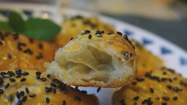 快手榴莲酥(手抓饼版),外酥里嫩,口感很好。快动手做一个吧