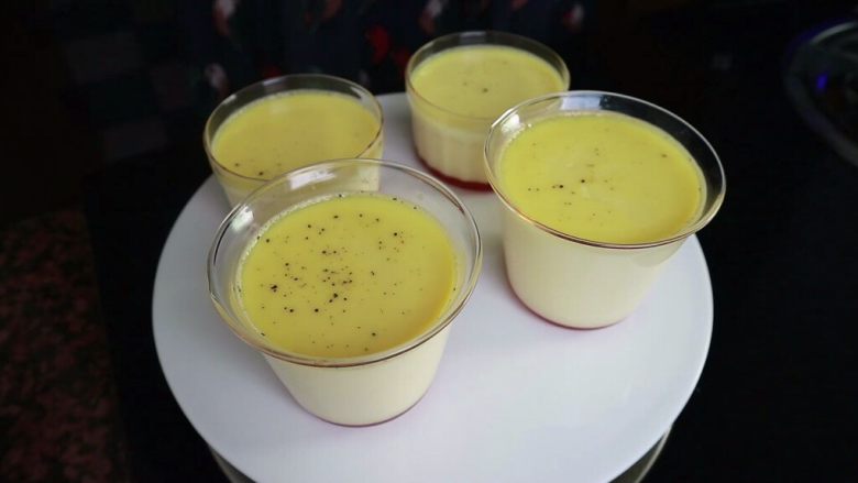 焦糖卡仕达布丁🍮,150度烤50分钟至表面凝固出炉
如果没有烤箱,可以直接隔水蒸20分钟左右