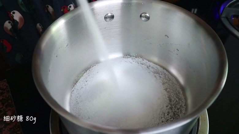 焦糖卡仕达布丁🍮,先来做焦糖液,焦糖液颜色愈深,口味愈苦,反之则愈甜,所以大家可以根据自己的口感来调整
先把焦糖液材料中的细砂糖倒入奶锅,奶锅建议大家选厚底的,这样受热才会更加均匀