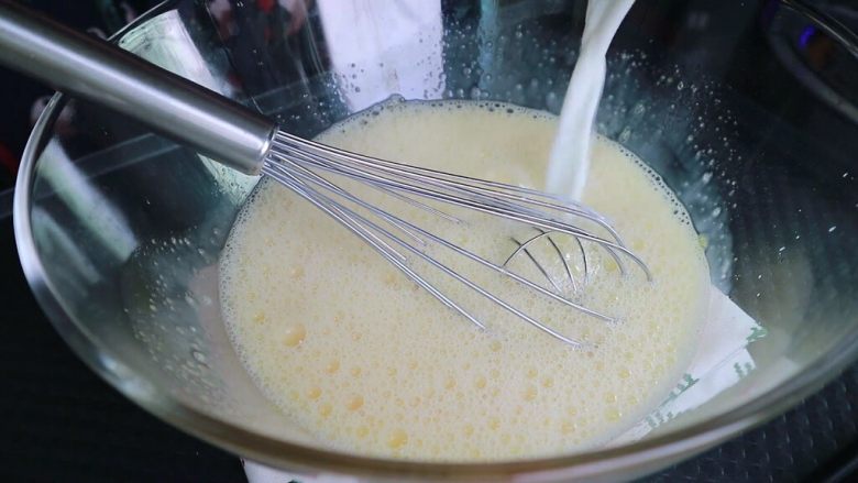 焦糖卡仕达布丁🍮,然后将加热过的牛奶分次倒入蛋液中,边倒边搅拌均匀