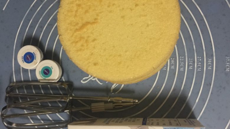 美人鱼芭比,用8寸蛋糕液装在两个六寸模具里,烤制蛋糕
