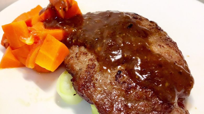 【吃肉肉】沙朗牛排,吃牛排还要讲究摆盘,把剩下的大葱在盘底摆一些,然后将牛排盛出来放在大葱上面,将之前煮好的胡萝卜盛一点出来放在牛排边上,在牛排上淋上热好的<a style='color:red;display:inline-block;' href='/shicai/ 5154'>黑胡椒汁</a>。这样就有红有绿啦~