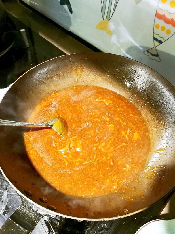 私房牛仔骨饭,这一步很重要,也是味道的核心,锅留底油(你也可以放黄油),放半勺黑胡椒粒你喜欢就也可以多放,放入<a style='color:red;display:inline-block;' href='/shicai/ 6559'>蒜蓉</a>爆香,放入切好的洋葱,中火稍稍炒6分钟左右。加入杏鲍菇粒,加入鸡饭老抽(没有用老抽替代),还有洋葱酥(没有可以不放)加入高汤(鸡蛋高汤 牛肉高汤,鸡高汤都可以),这个量呢你可以根据<a style='color:red;display:inline-block;' href='/shicai/ 507'>米饭</a>的量来确定。再放入白葡萄(放他为了逼格不放也行)和料酒。有点做炸酱的意思就是,也可以叫<a style='color:red;display:inline-block;' href='/shicai/ 213'>牛仔骨</a>炸酱米。开始调味放盐,<a style='color:red;display:inline-block;' href='/shicai/ 866'>冰糖</a>或者糖,鸡粉,白胡椒。总体味道要调到偏甜和微咸,因为是拌饭酱。调好烧制一会儿勾芡成糊状如图。
