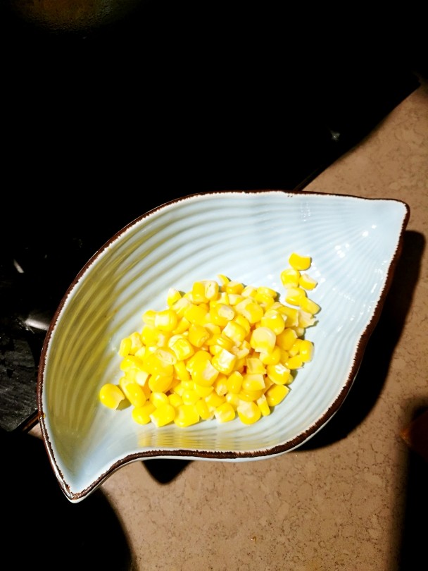 私房牛仔骨饭,玉米要提前烫好备用,可以放一些沙拉酱做出沙拉也行。