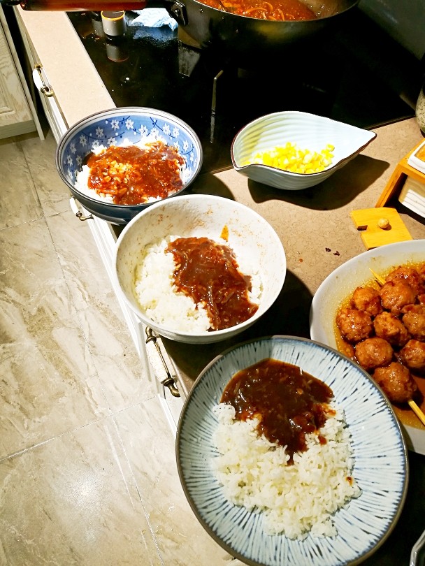 私房牛仔骨饭,先铺一层酱,喜欢可以多放点。