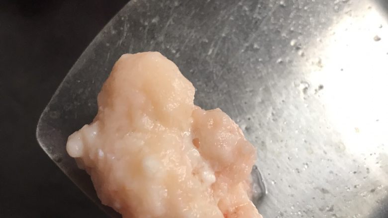 虾滑娃娃菜汤~,煮熟后像吃火锅一样,一波一波放入虾滑。然后放盐鸡精!就大功告成啦!