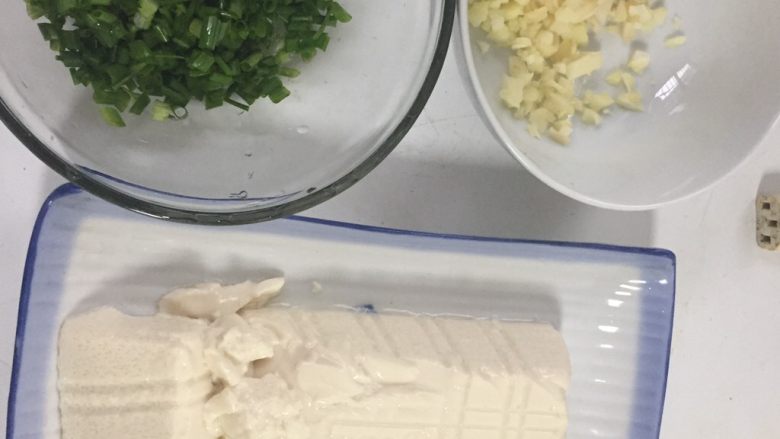 小葱拌豆腐,豆腐可以直接吃,倒扣出来就好,我用力过猛了,不漂亮π_π,葱和大蒜切碎。