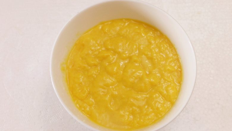 奶香芒果西米露,用料理机搅打成均匀的芒果浆(喜欢稀一点的,可以多加些牛奶)