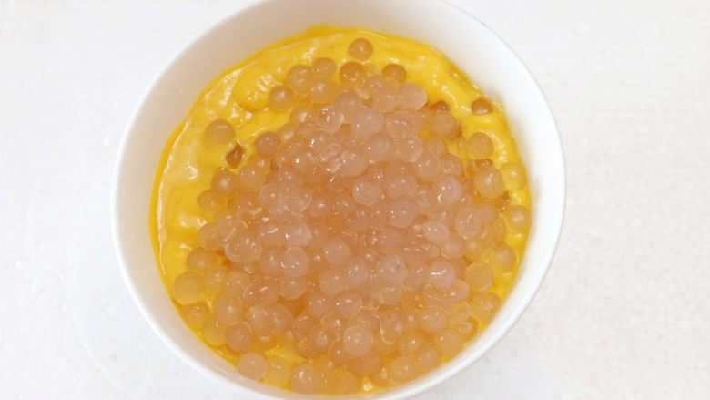 奶香芒果西米露,将打好的芒果浆与西米混合,搅拌均匀,(如果觉得芒果浆比较浓稠,还可以加少许牛奶稍稍稀释拌匀),放入冰箱冷藏半个小时以上