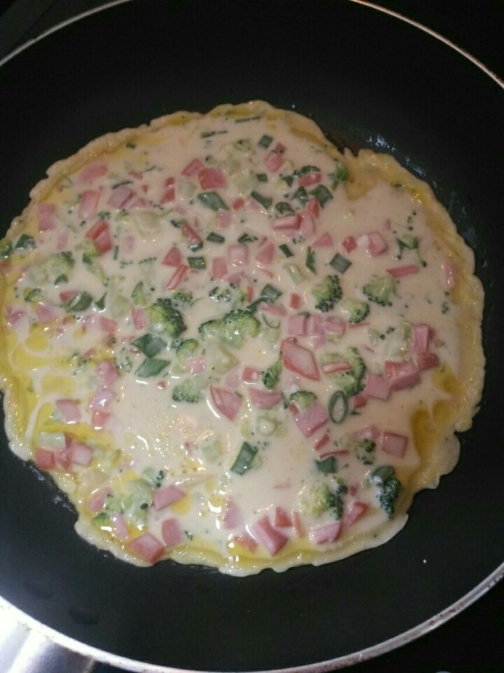 蔬菜鸡蛋饼,不粘锅倒入少许油,七成热的时候倒进面糊,转动成圆形